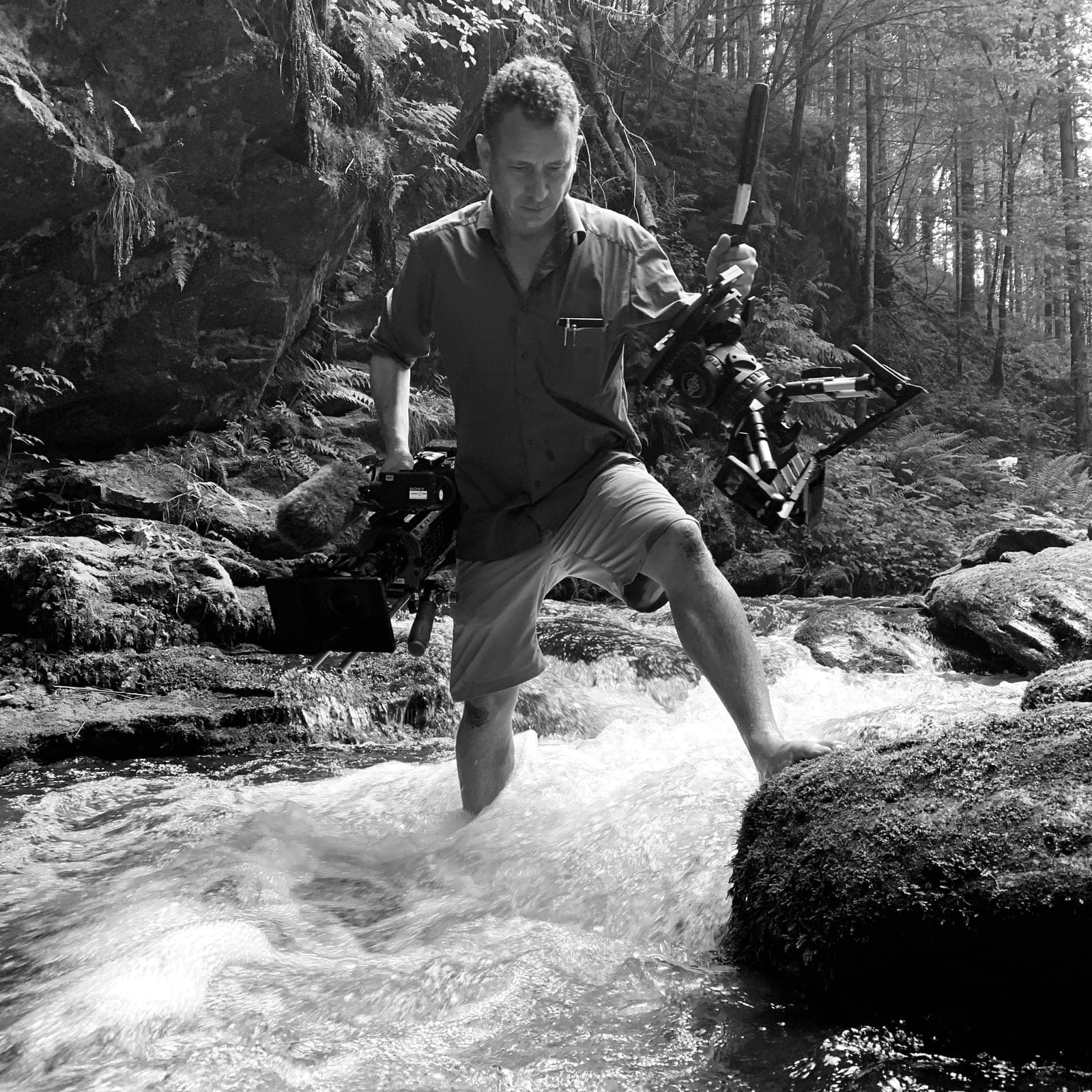 Felix Greif mit Kamera und Gimbal in einem Waldbach Felix Greif mit Kamera und Gimbal in einem Waldbach