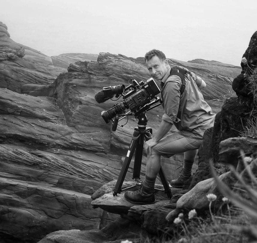 Felix Greif mit großer Kamera bei einem Dreh in einer Berglandschaft Felix Greif mit großer Kamera bei einem Dreh in einer Berglandschaft