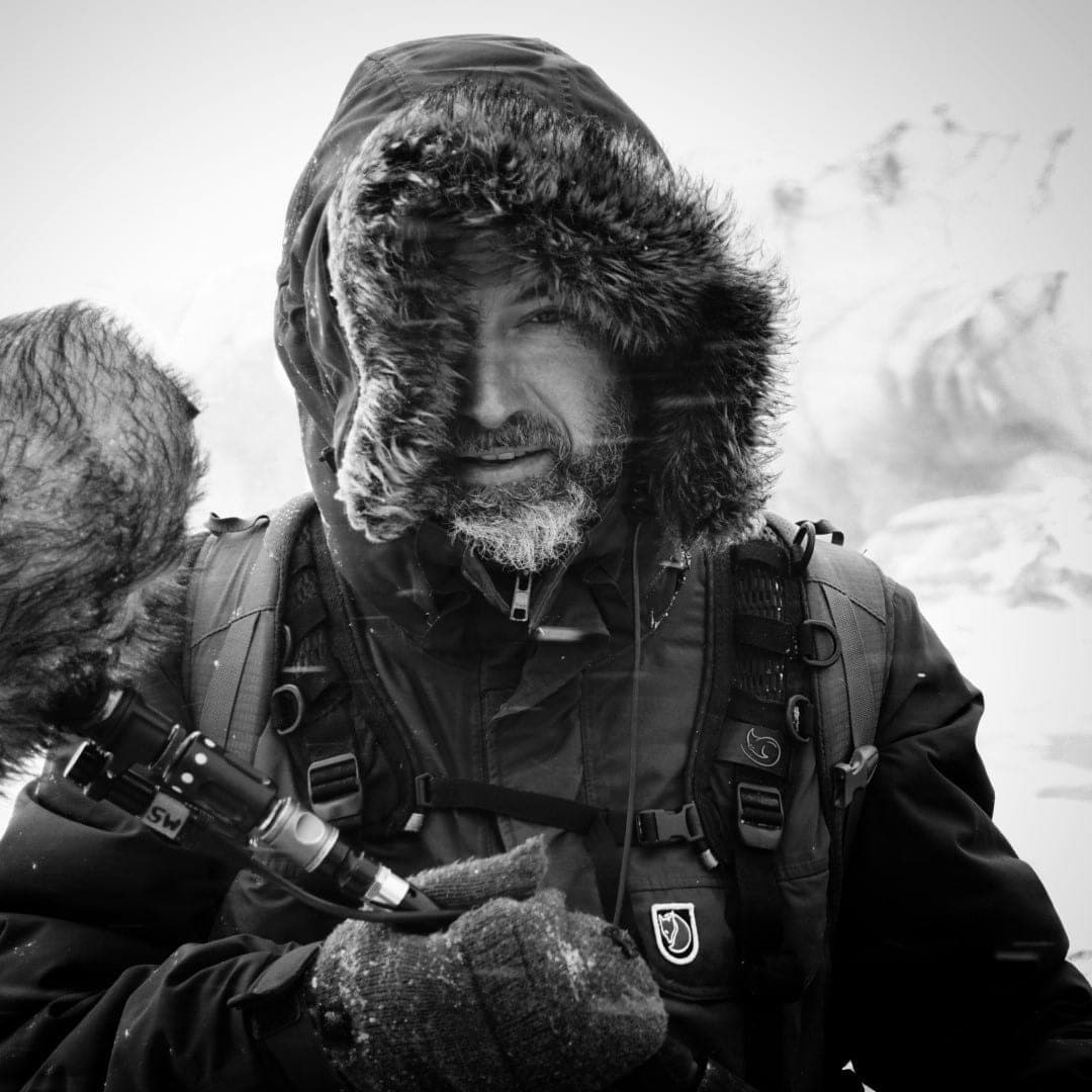 Felix Greif mit Kamera und Rucksack bei einem Außendreh Felix Greif mit Kamera und Rucksack bei einem Außendreh