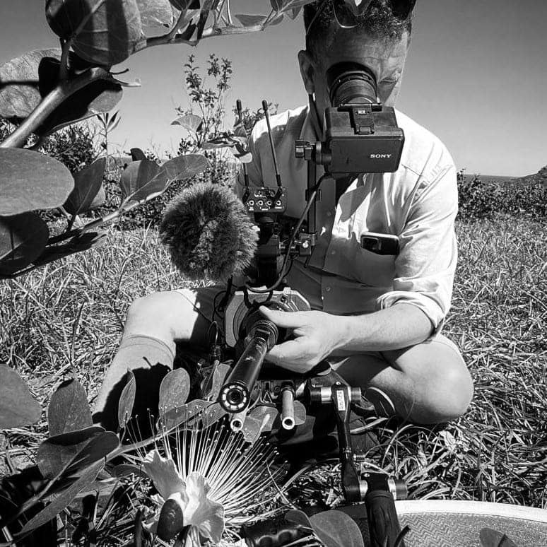Felix Greif mit Kamera bei einem Dreh in der Natur Felix Greif mit Kamera bei einem Dreh in der Natur