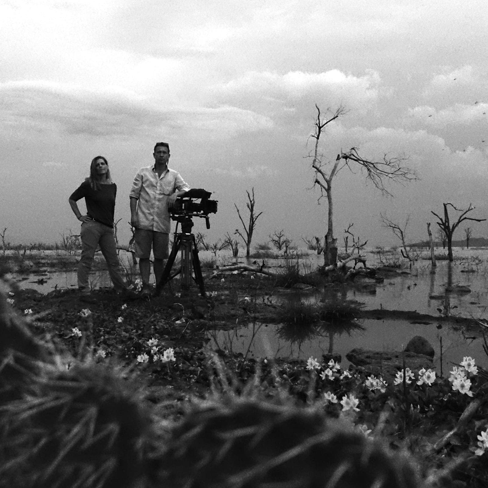 Drehteam mit Kamera in einer bewaldeten Landschaft Drehteam mit Kamera in einer bewaldeten Landschaft