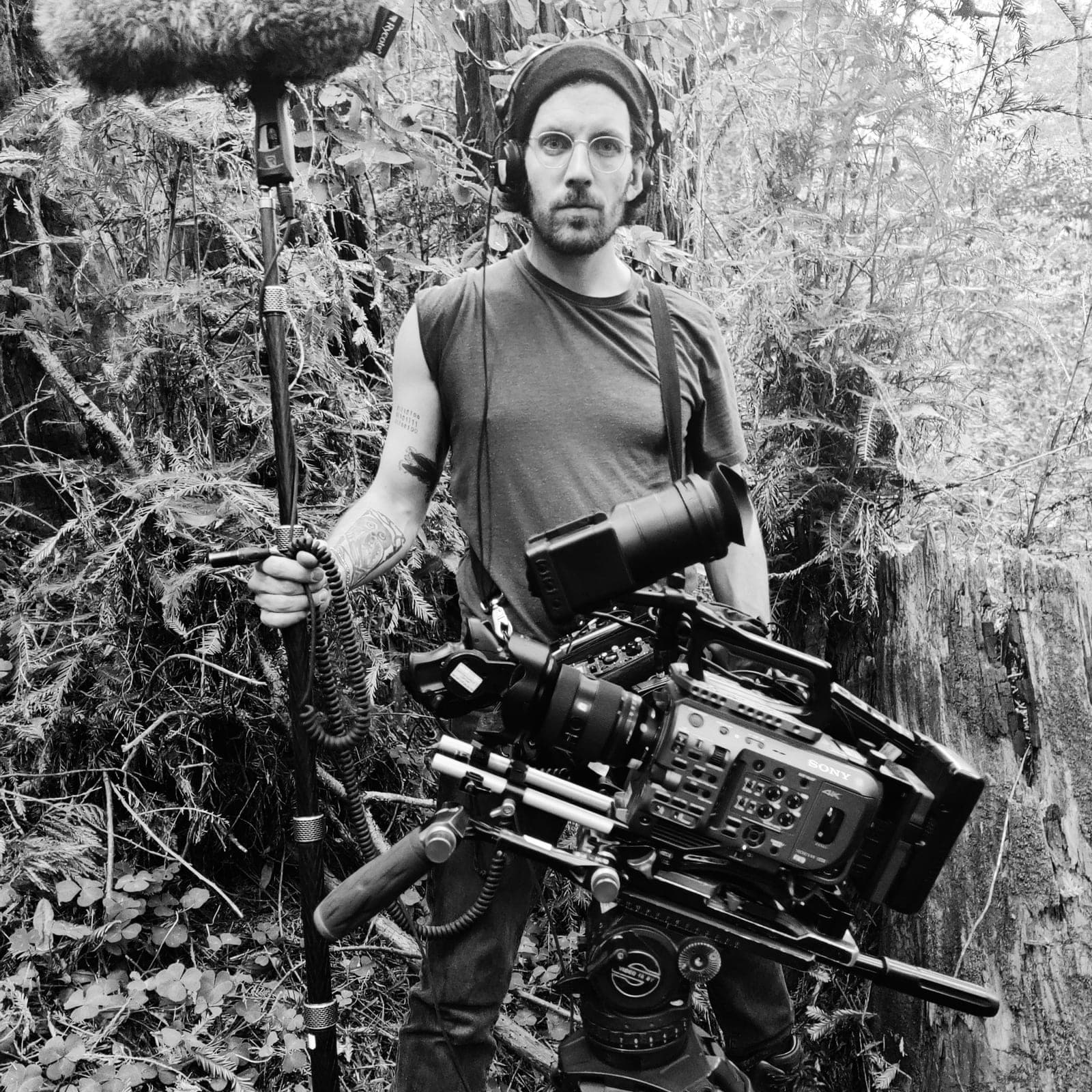 Felix Greif mit Filmkamera bei einem Dreh im Wald Felix Greif mit Filmkamera bei einem Dreh im Wald